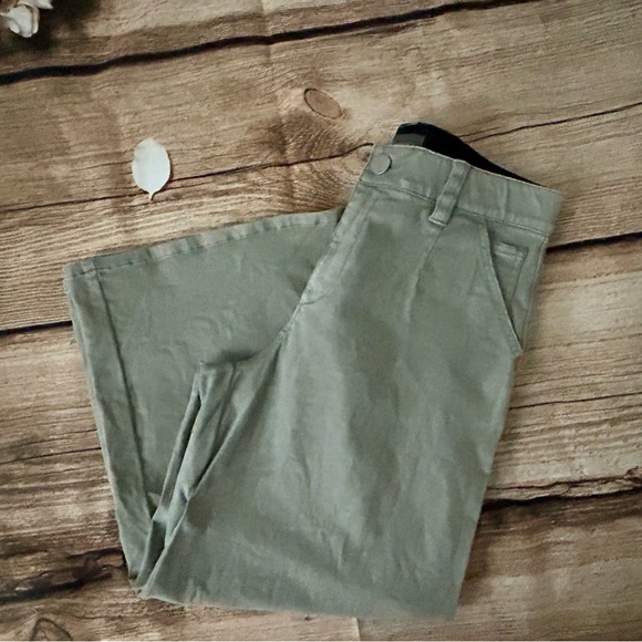 Wide-Leg Women's Jeans in Light Green - Picture 5 of 8
